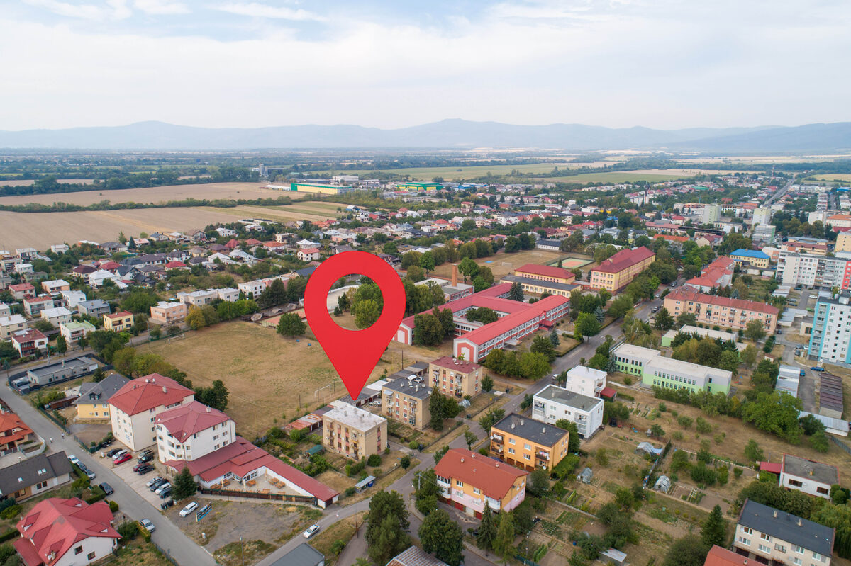 Priestranný 2,5-izbový byt s garážou, záhradkou a veľkou pivnicou – Sobrance, Komenského ul.